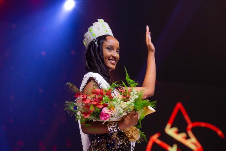 Yegukanye ikamba rya Miss Rwanda 2022 nyuma y’amarangamutima y’abatari ...
